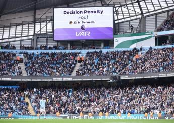 La Premier League continua con il Var: club votano contro l’abolizione