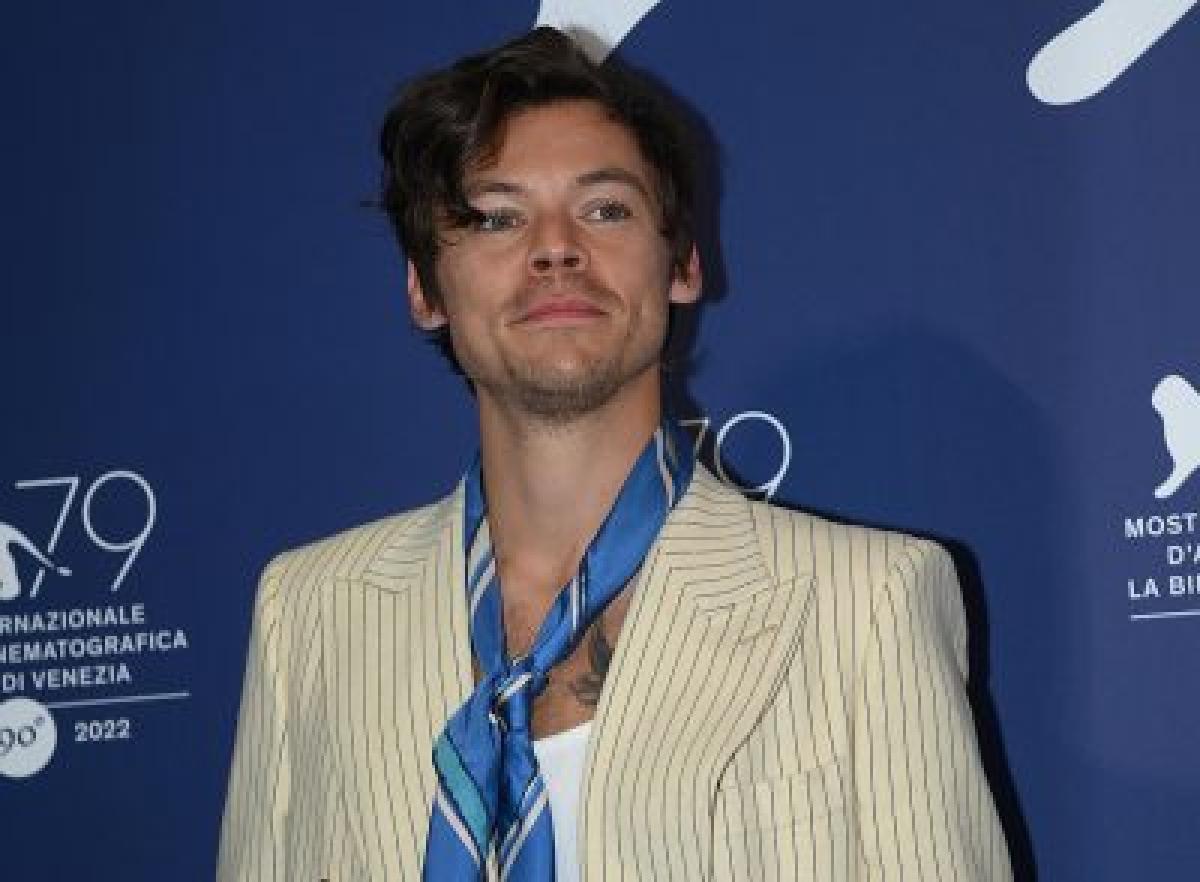 Venezia 79, Harry Styles ha sputato su Chris Pine? Il video è virale