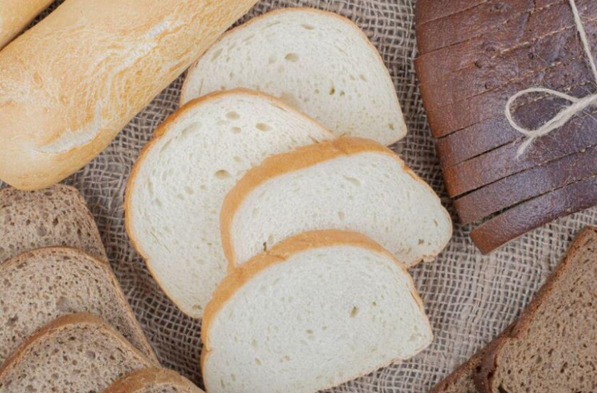 Mangiare pane bianco ad ogni pasto fa male alla salute, ecco perché e cosa rischi