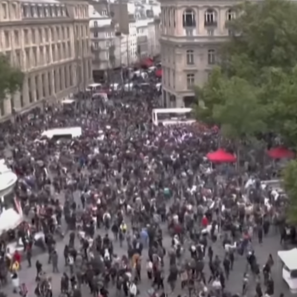 Francia, ancora proteste contro Rassemblement National: migliaia di persone in piazza, al centro i movimenti femministi | FOTO