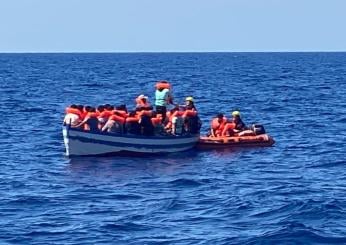 Migranti, la nave Aurora di Sea-Watch salva 40 persone in mare, la ong denuncia su Twitter: “Minacce dai libici”