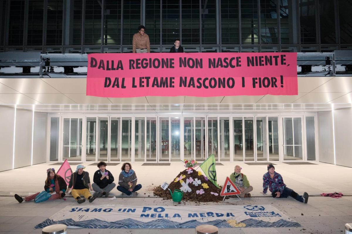 Torino, nuova protesta di Extinction Rebellion: letame davanti all’…