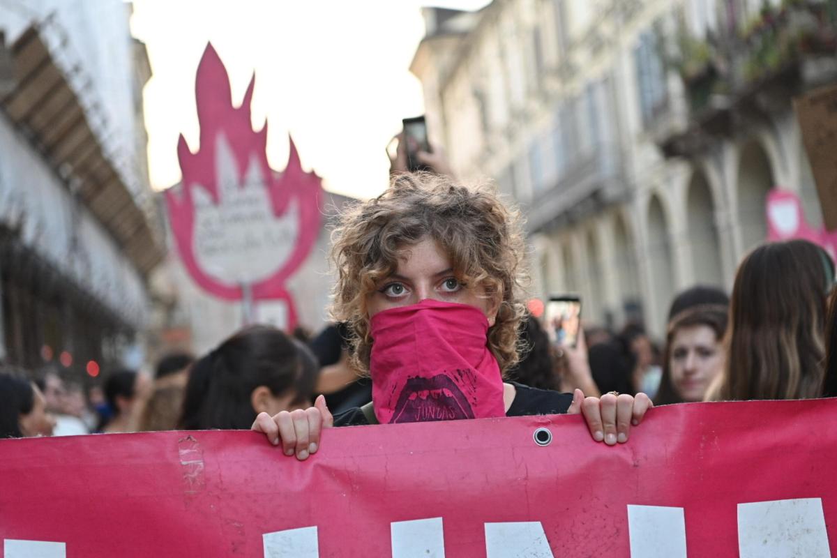 Roma, drogava e violentava donne: arrestato netturbino 59enne romano