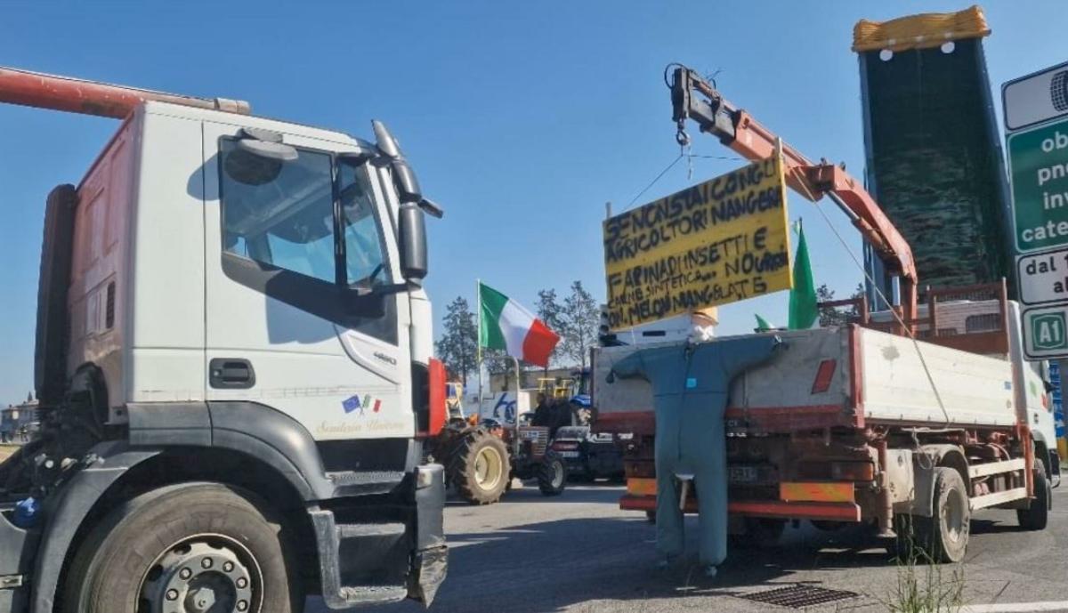 Proteste agricoltori, i trattori bloccano il casello di Orte: “Chiediamo un incontro con il governo”