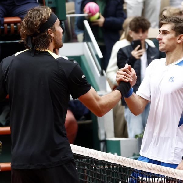 Roland Garros 2024, Arnaldi dura un set e mezzo: vince Tsitsipas