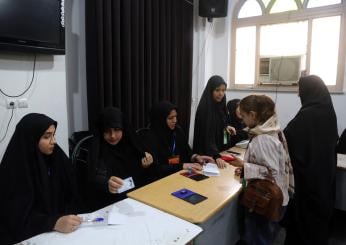 Elezioni presidenziali in Iran 2024, al via il ballottaggio: la sfida tra il conservatore Jalili e il riformista Pezeshkian, chiamate al voto 61 milioni di persone