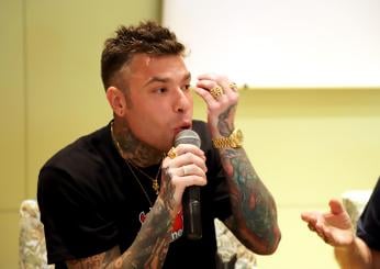 Nuovo flirt per Fedez, baci e coccole a bordo piscina con una ragazza mora (che non è Garance): piovono critiche sui social 