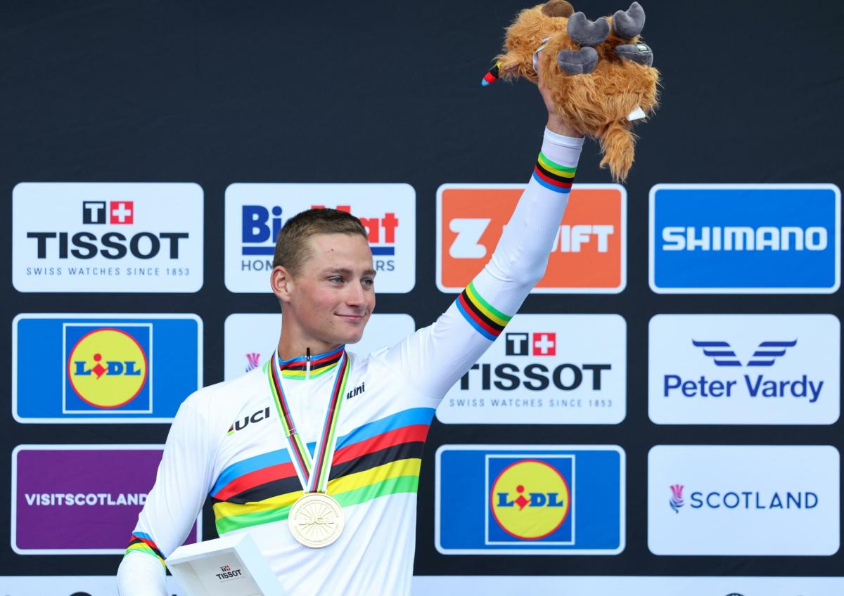 Ciclocross, sontuoso Van der Poel: rimonta incredibile ad Anversa