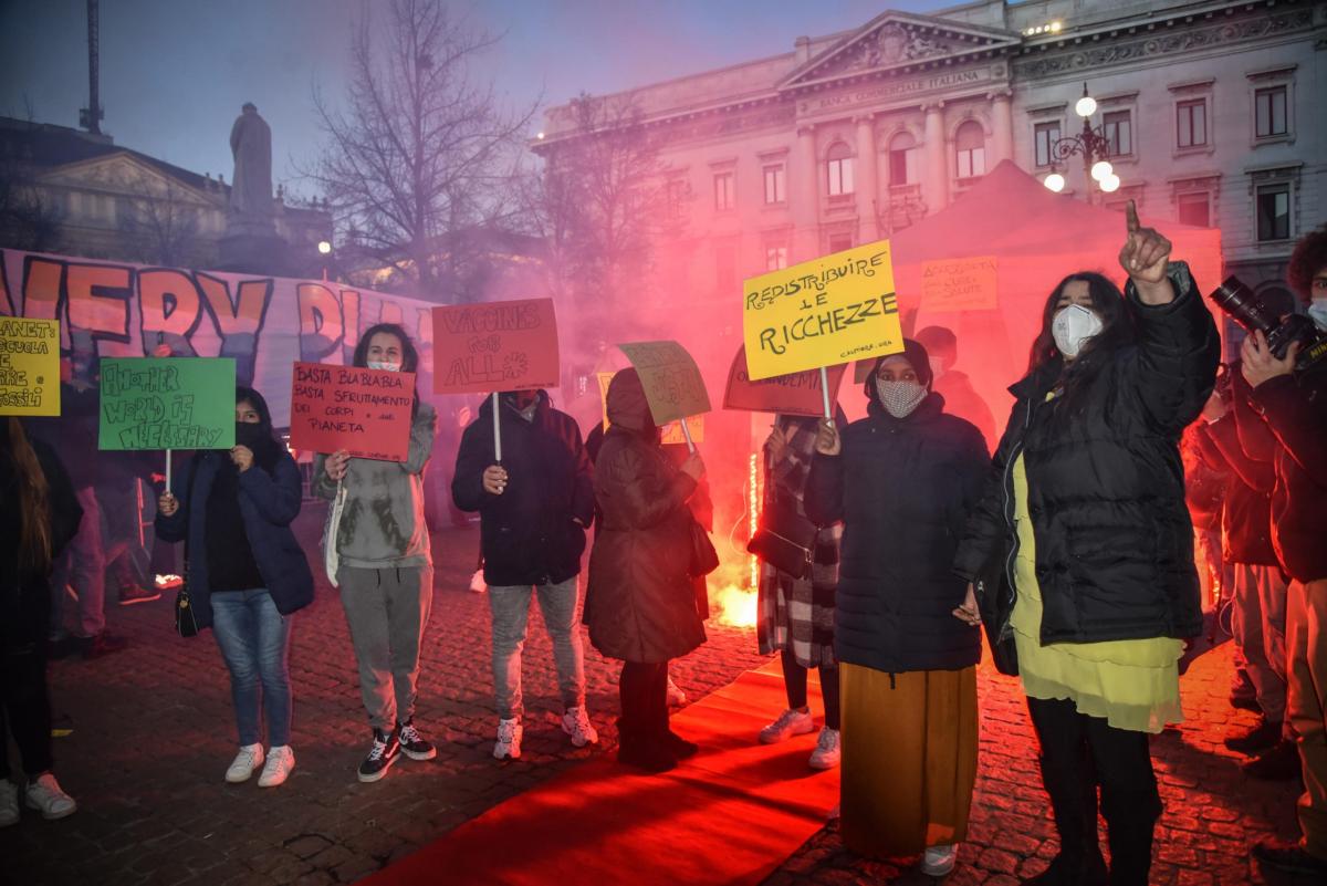 Prima della Scala a Milano, proteste contro il carovita e la guerra in Ucraina