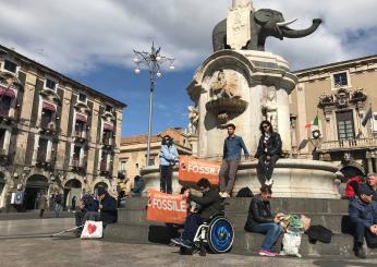 Le proteste degli attivisti di Ultima Generazione a Catania: cittadini si incollano alla fontana dell’elefante