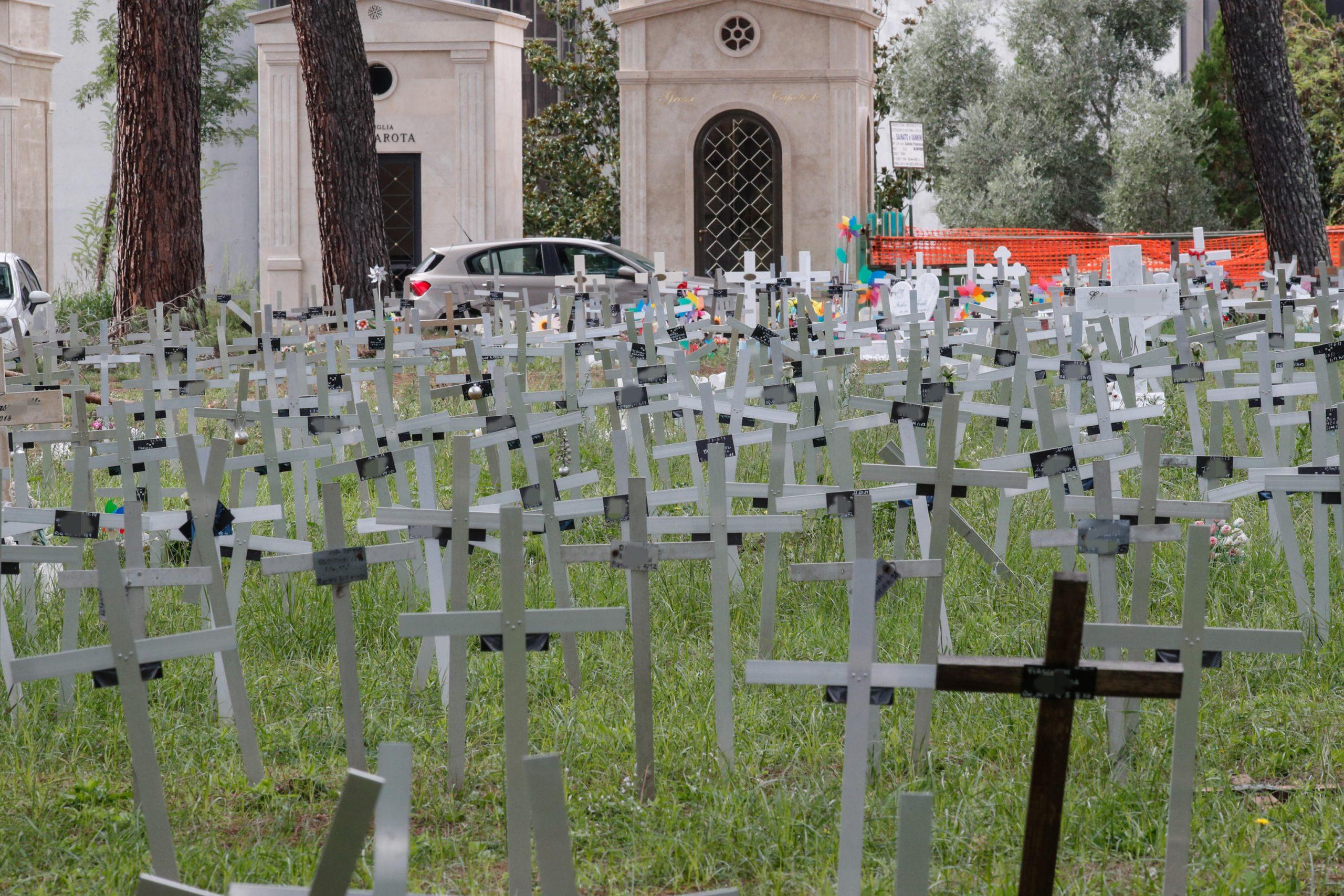 Roma, nuove regole per la sepoltura dei feti: via i nomi delle donne che abortiscono dalle croci