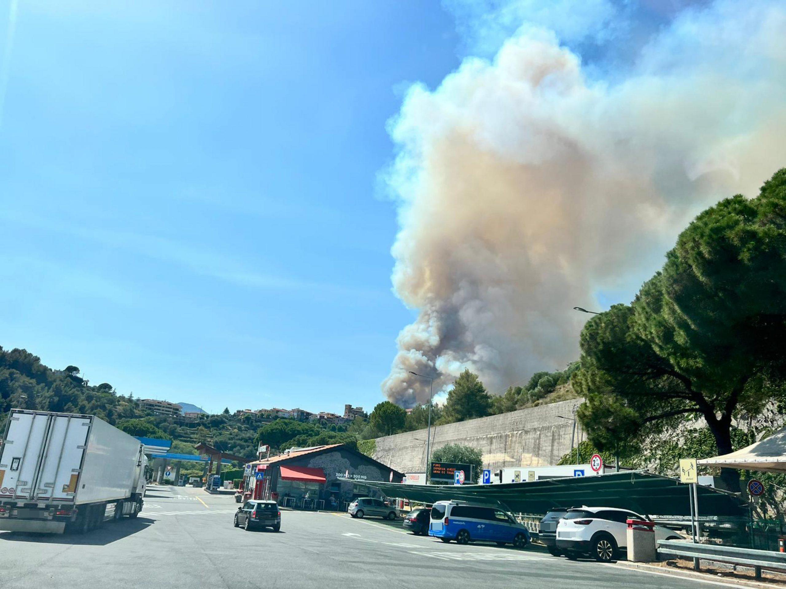 Incendio Carasco: a fuoco parte dell’azienda e 8 camion