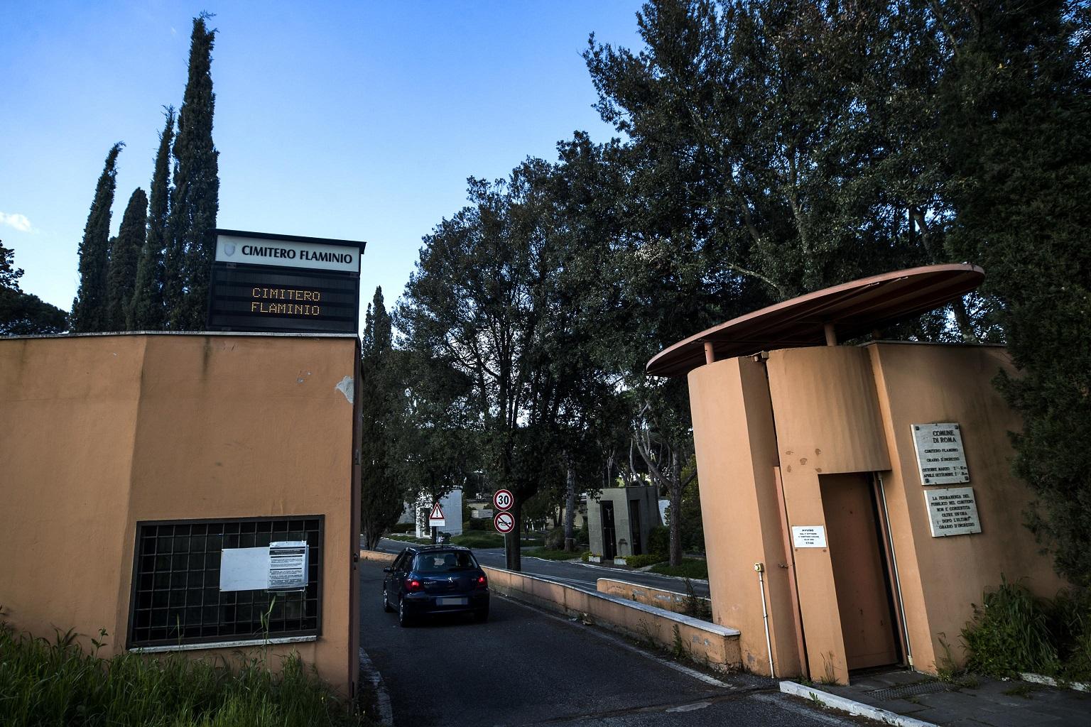 Roma, cimitero Prima Porta allagato: la protesta dei parenti dei defunti