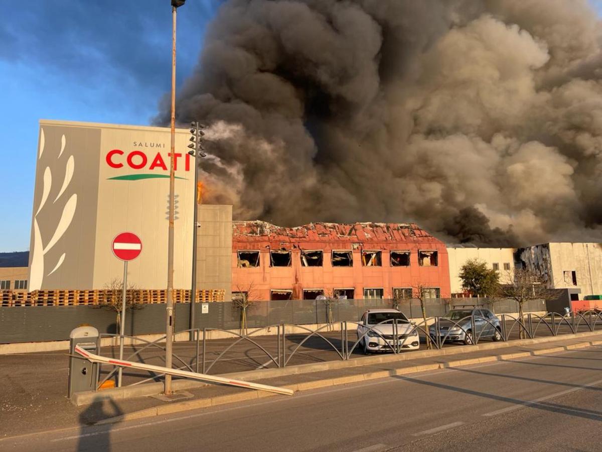 Vasto incendio in un salumificio Coati nel veronese