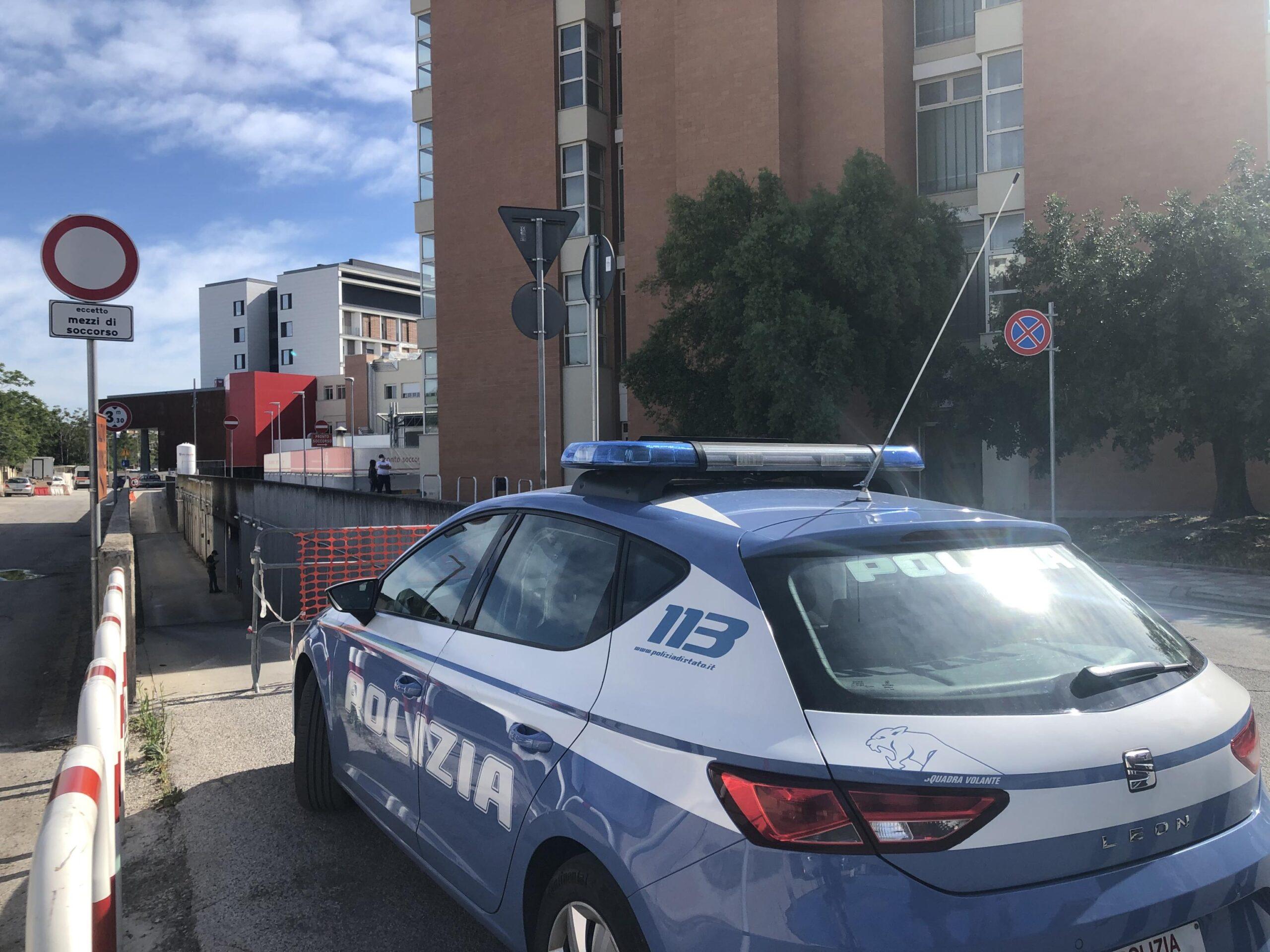 Incidente a Bari sulla Strada Statale 100, distrutta un’auto: tre feriti