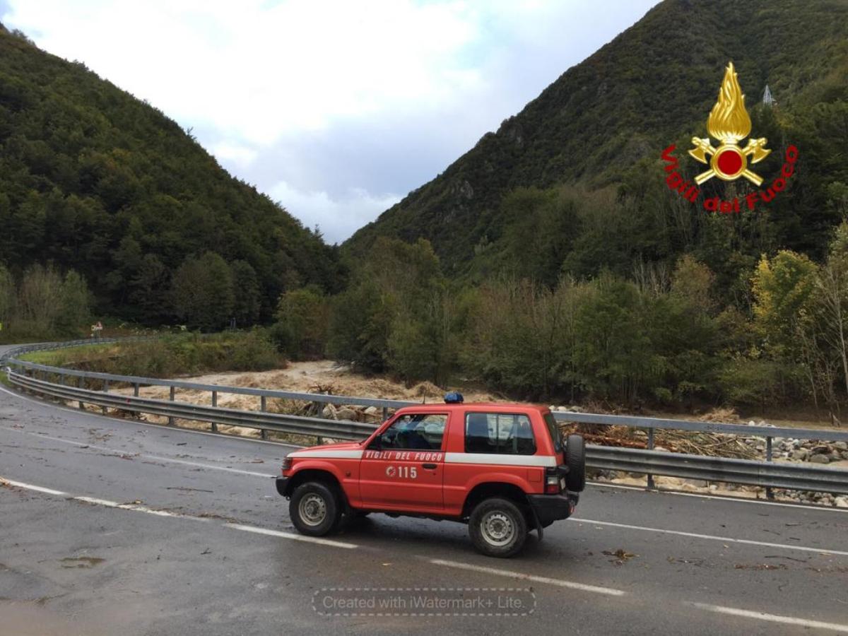 Lecco, incidente sulla SS36: auto in fiamme e strada chiusa