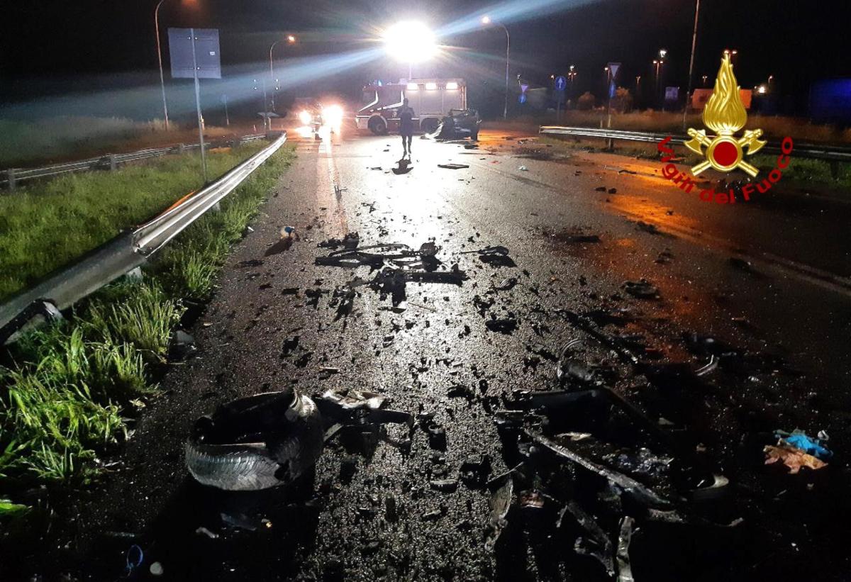 Cosenza, incidente a Corigliano Rossano: scontro auto-moto, muore u…