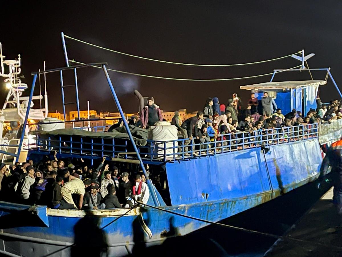 Maxi sbarco a Lampedusa nella notte: oltre 500 migranti a bordo di …