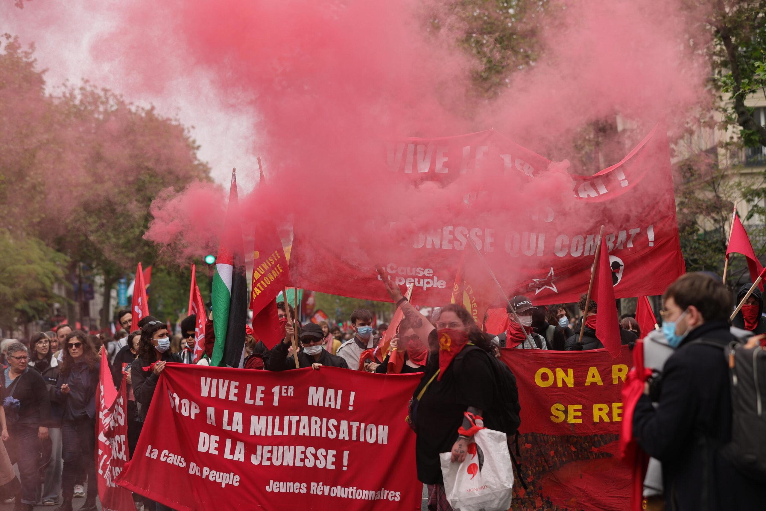 Francia, manifestazione del Primo Maggio a Parigi: presenti 50mila persone in piazza, scontri tra manifestanti e forze dell’ordine. Tensioni a Nantes e Lione | VIDEO