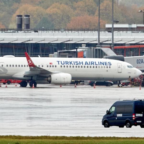 Germania, ancora chiuso l’aeroporto di Amburgo: 35enne asserragliato nello scalo con la figlia di 4 anni