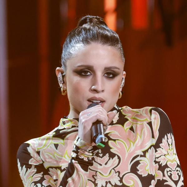 Angelina Mango canta Melodrama alla finale di Amici: il testo ufficiale | VIDEO