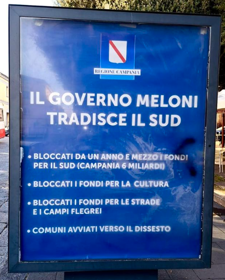 De Luca tappezza le città di manifesti contro Meloni. Il centrodestra in Regione: “Interrogazione e invio atti agli enti contabili”