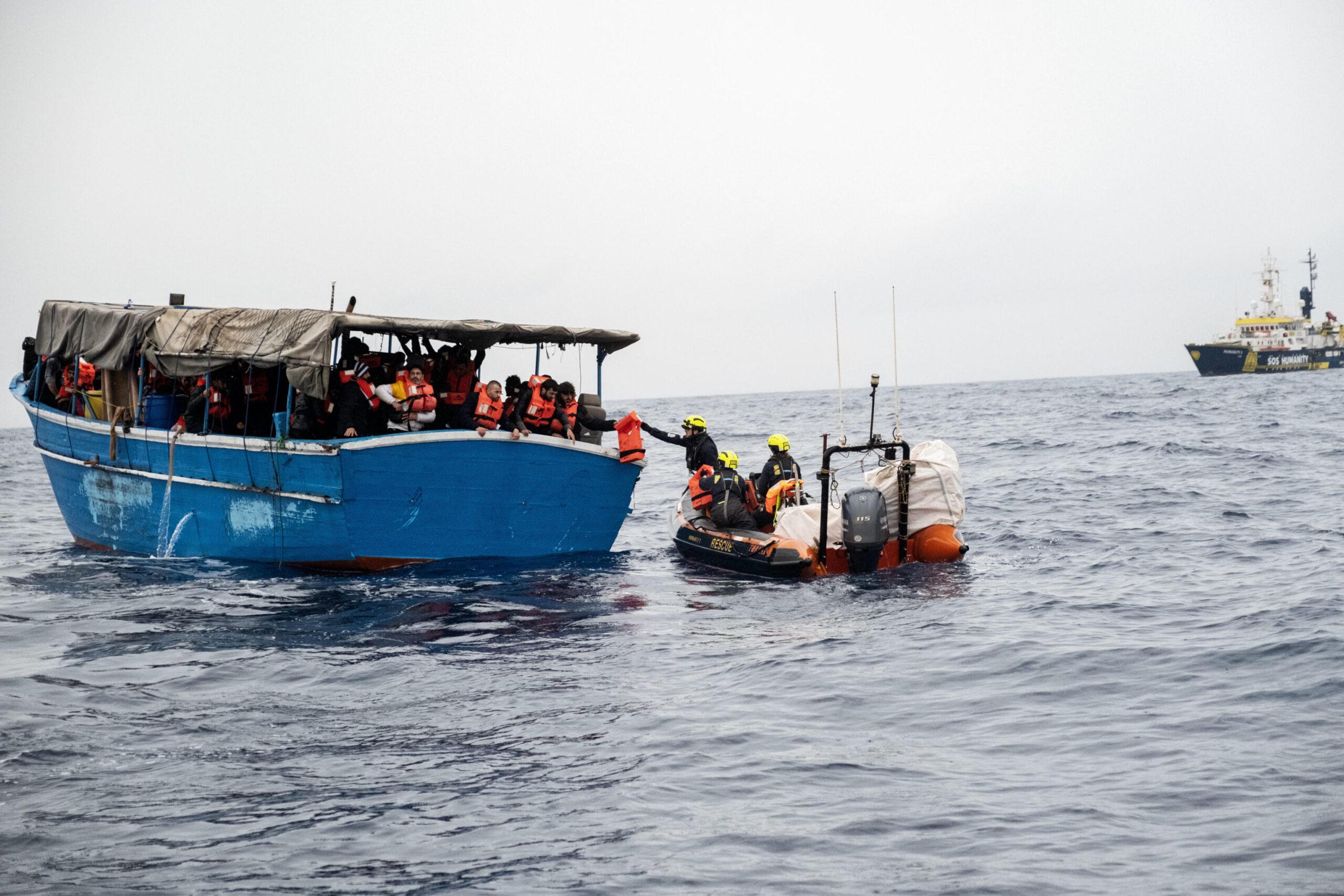 Migranti, Alarm Phone: “150 persone alla deriva tra Italia e Grecia”. La nave Diciotti si prepara allo sbarco di 900 richiedenti asilo