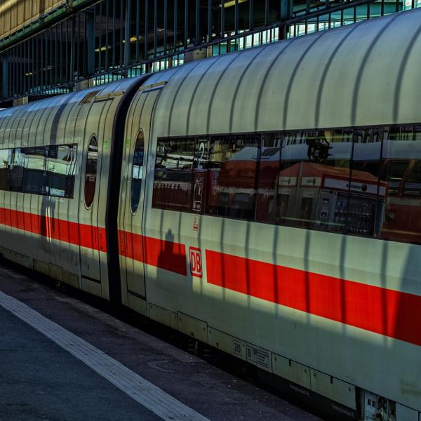 Techno Train: cos’è, quanto costa il biglietto e il percorso della discoteca in movimento