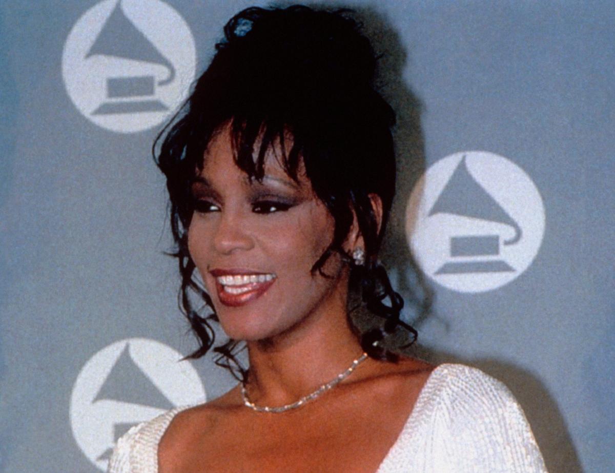 Mac Cosmetics lancia una capsule collection dedicata a Whitney Houston