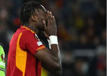 Insulti e minacce ad Abraham dopo il gol sbagliato in Roma-Bayer Leverkusen: la reazione dell’inglese