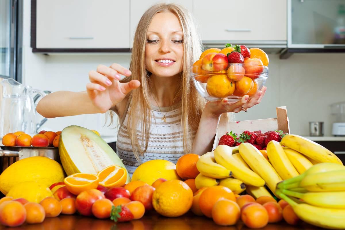 Cosa succede se si mangia troppa frutta: ecco i rischi di quest’abitudine