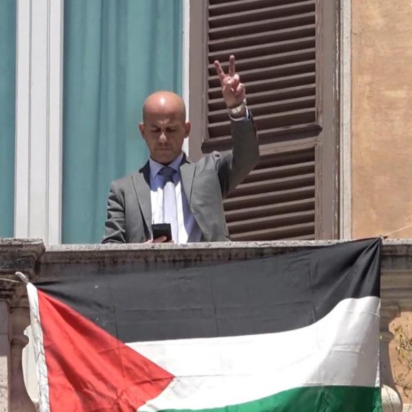 Elezioni Europee 2024: Stefano Apuzzo, il candidato Avs dei flash mob. Dalla bandiera palestinese al Duomo alle mimetiche e i fucili contro la caccia e le armi: “Giorgia, da che parte stai?” | VIDEO