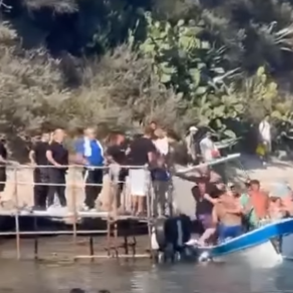 Napoli, botte da orbi a Bacoli: rissa per salire su una barca turistica a Lido Schiacchetiello | VIDEO