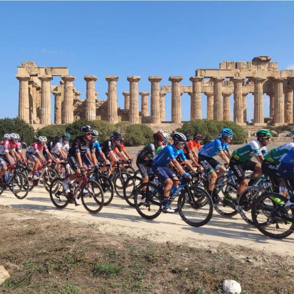 Niccolò Bonifazio vince la seconda tappa del Giro di Sicilia a Vittoria. Seguono Albanese, Quick, Fiorelli e Caruso