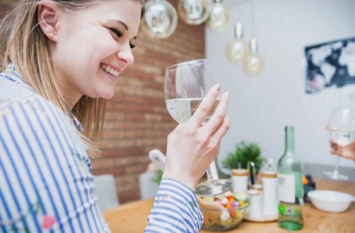 Quanta acqua si può bere durante i pasti e perché berne troppa fa male