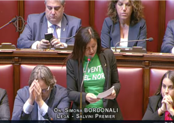 Autonomia, t-shirt con scritta “Vento del nord”: esplode la protesta dell’opposizione. Molinari (Lega): “Tempi brevi per approvazione” |VIDEO