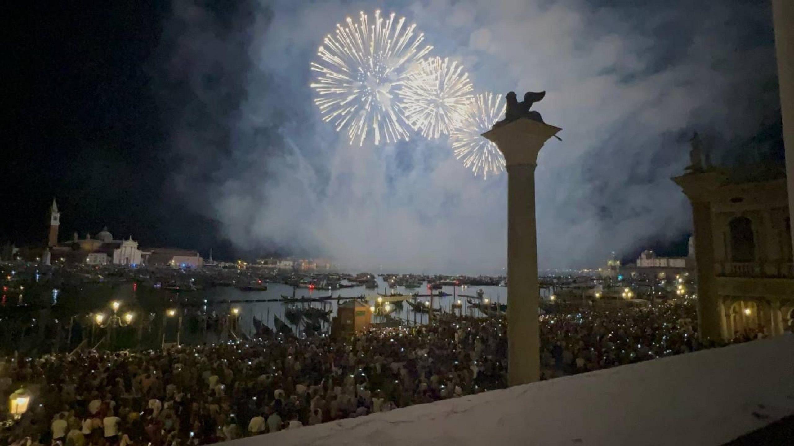 Festa del Redentore 2022: fuochi d’artificio illuminano Venezia