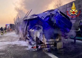 Incidente a Piacenza, auto divorata dalle fiamme dopo lo schianto: …