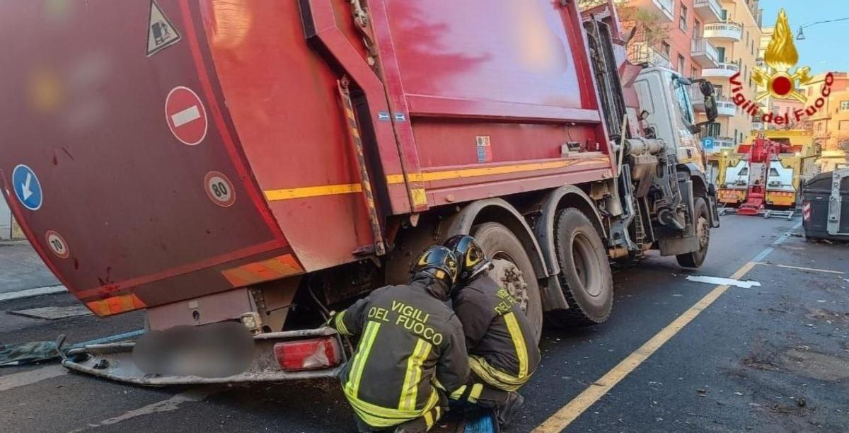 Roma, incendio sulla Tiberina: alta colonna di fumo nero, una perso…