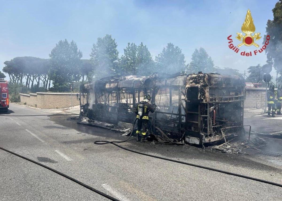 Roma, ennesimo bus in fiamme. Il sindaco Gualtieri tace mentre i di…