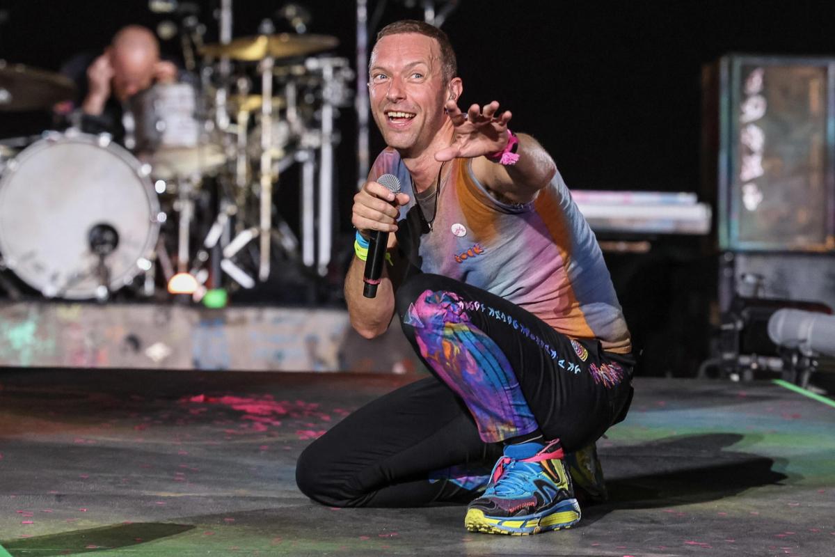 Chris Martin canta Napule di Pino Daniele allo Stadio Maradona, fan…