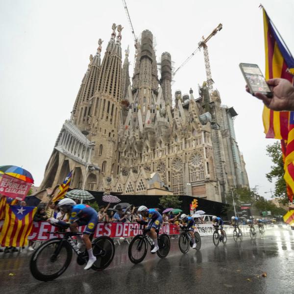 Vuelta 2023: Lorenzo Milesi vince la cronometro di Barcellona