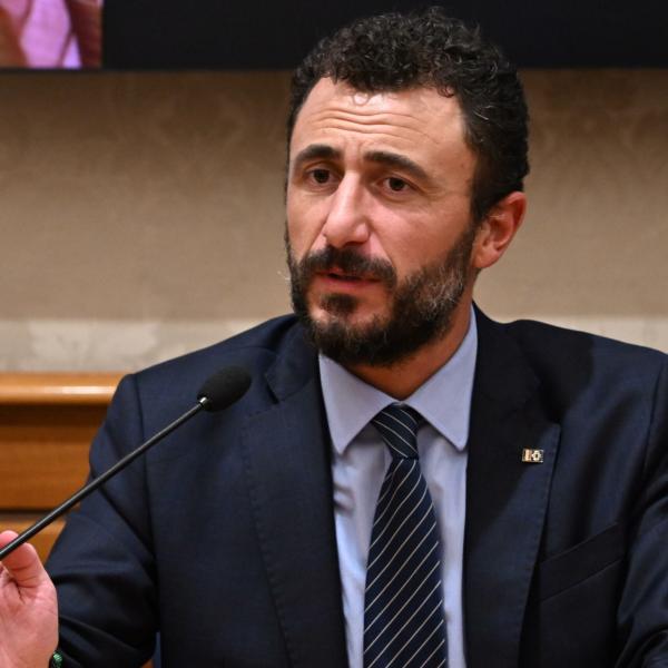 Il grande ritorno di Emanuele Pozzolo alla Camera dei Deputati: “Non mi sento scaricato e non mi risulta Fratelli d’Italia mi voglia espellere” | VIDEO