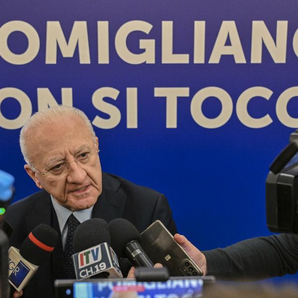 Governo, botta e risposta tra Meloni e De Luca. La premier: “Il Pd prenda le distanze”, il presidente della Regione Campania: “Non ci prenda per i fondelli”