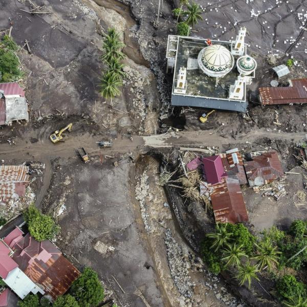 Indonesia, aumenta il numero delle vittime dell’alluvione iniziata lo scorso sabato: morte 52 persone, 27 dispersi | VIDEO