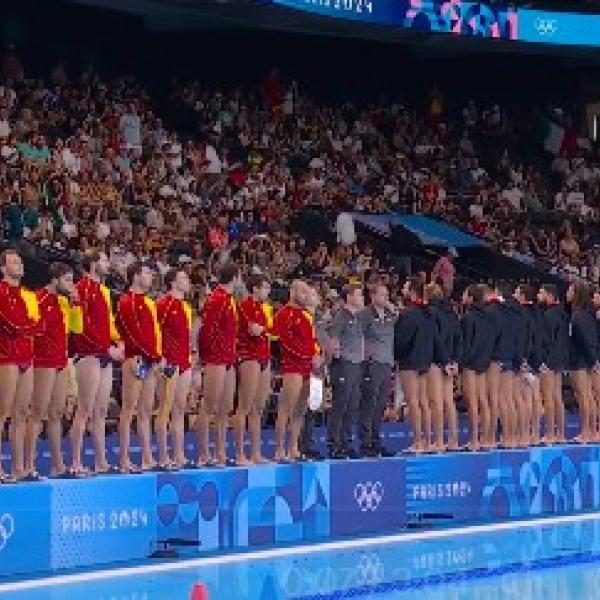 Pallanuoto maschile, perché l’Italia ha giocato in 6 e ha voltato le spalle agli arbitri? | VIDEO