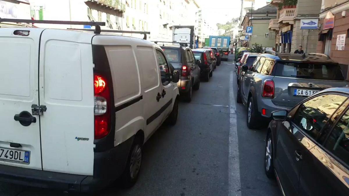 Doppio incidente in Sopraelevata a Genova, maxi tamponamento e traffico in tilt: tre persone ferite in modo lieve