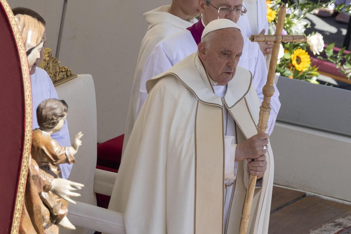 Perché il Papa ha detto “nei seminari già c’è troppa frociaggine”? Il vaticanista Raffaele Luise: “Parole gravi, ma è tutto l’opposto di un omofobo”