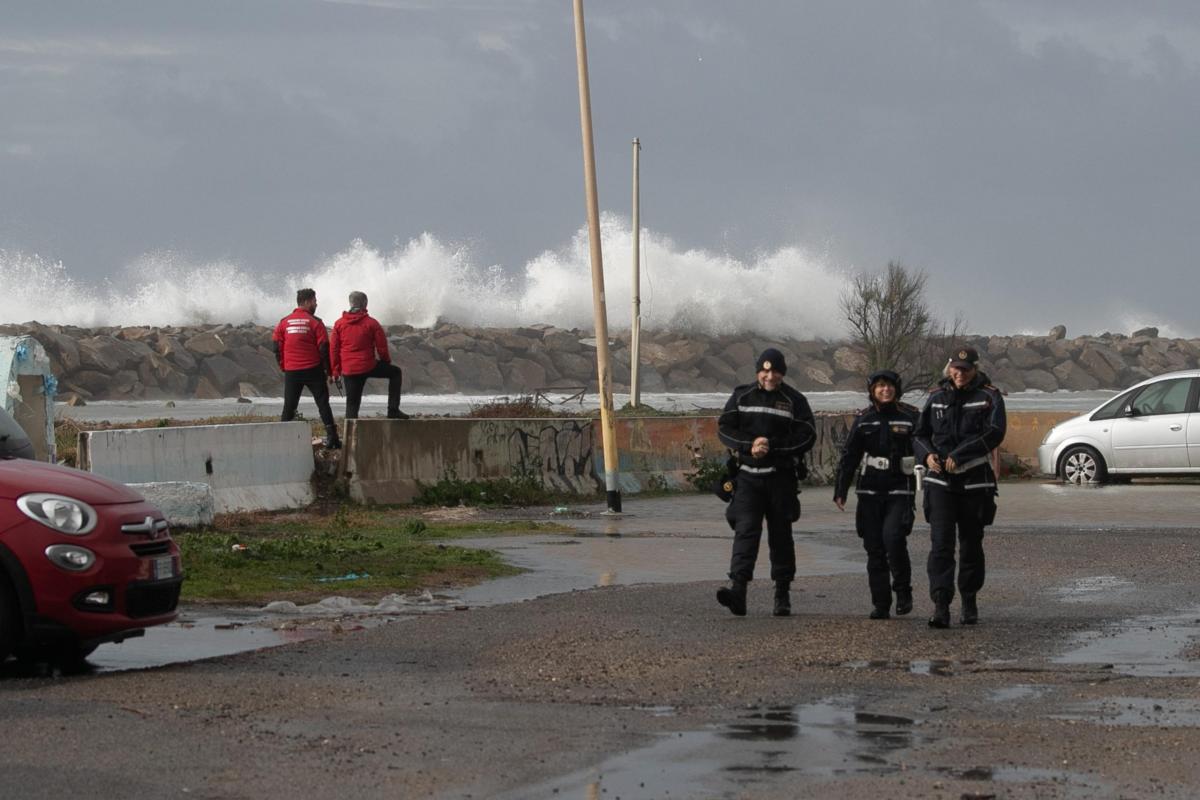 Maltempo a Roma, interventi in tutta la città. A Ostia crolla parte…