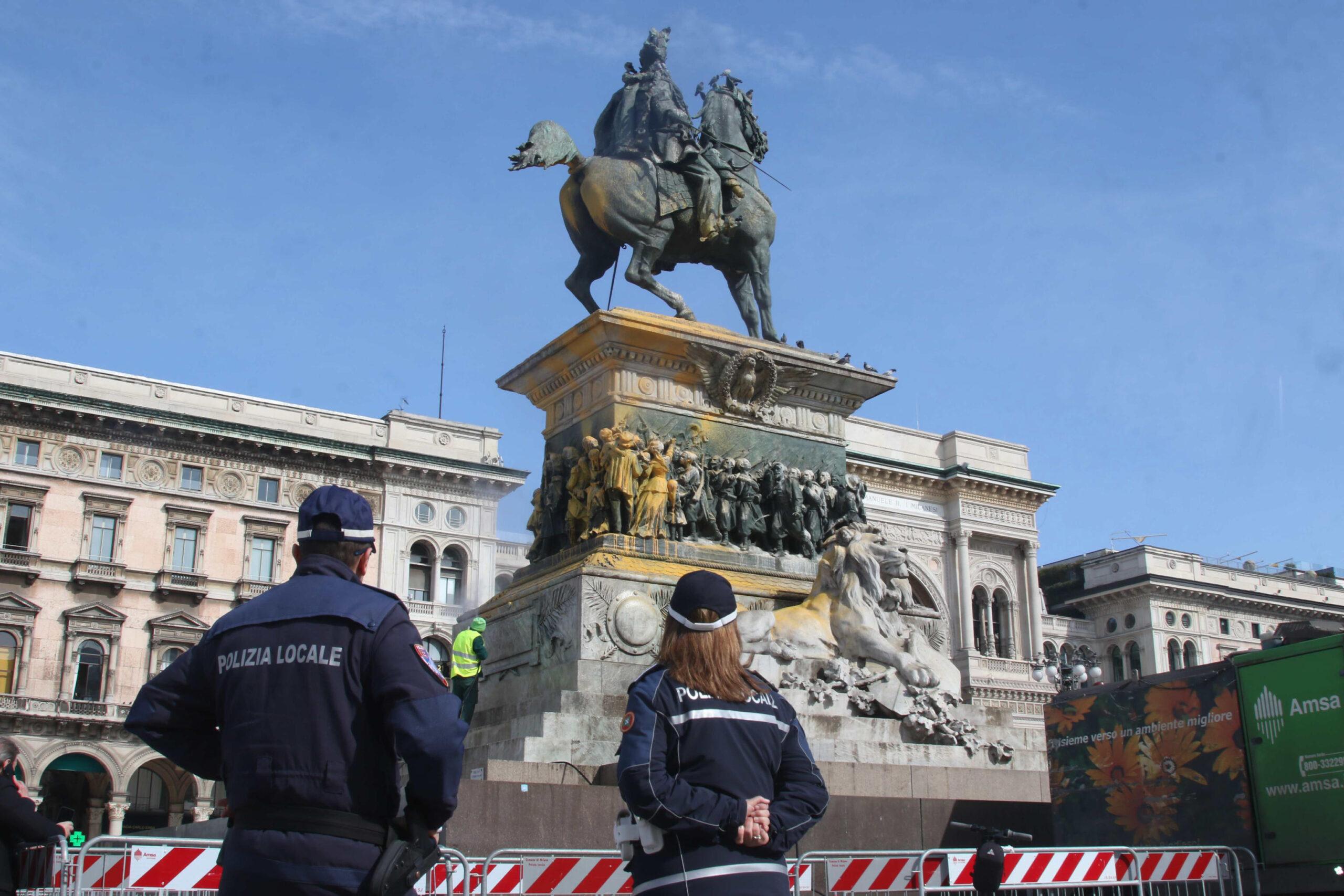 Ultima Generazione, vernice sulla statua di Vittorio Emanuele II in Piazza Duomo a Milano